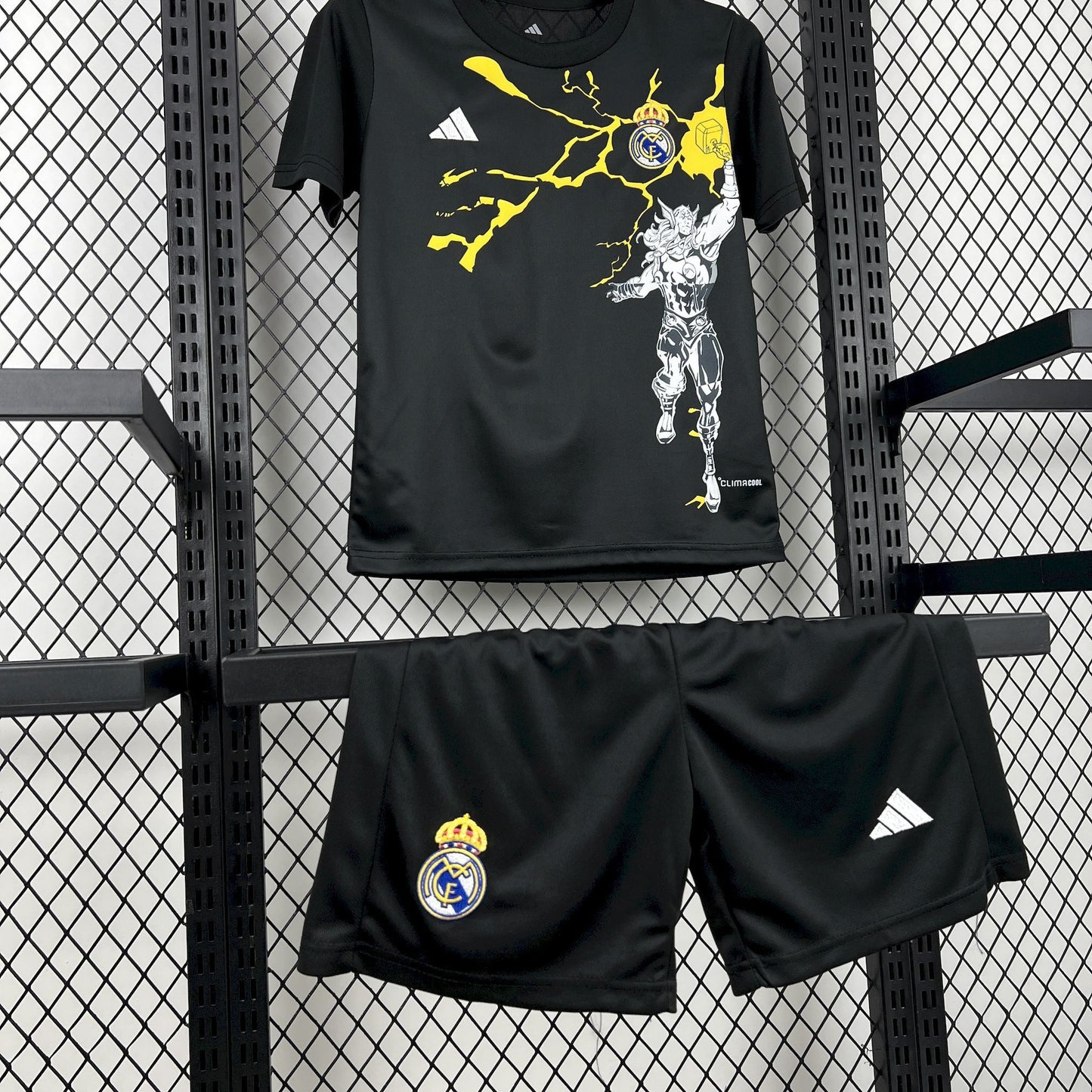 Kit Niño Real Madrid Marvel Negra 25/26