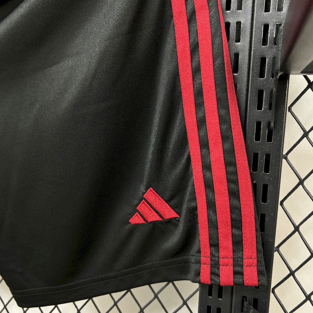 Short Liverpool Visita 25/26