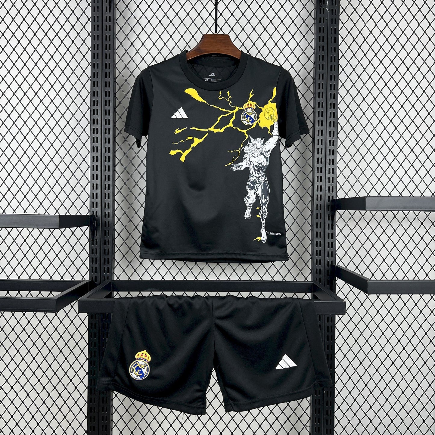 Kit Niño Real Madrid Marvel Negra 25/26