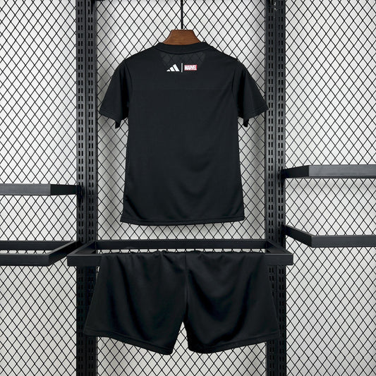 Kit Niño Real Madrid Marvel Negra 25/26